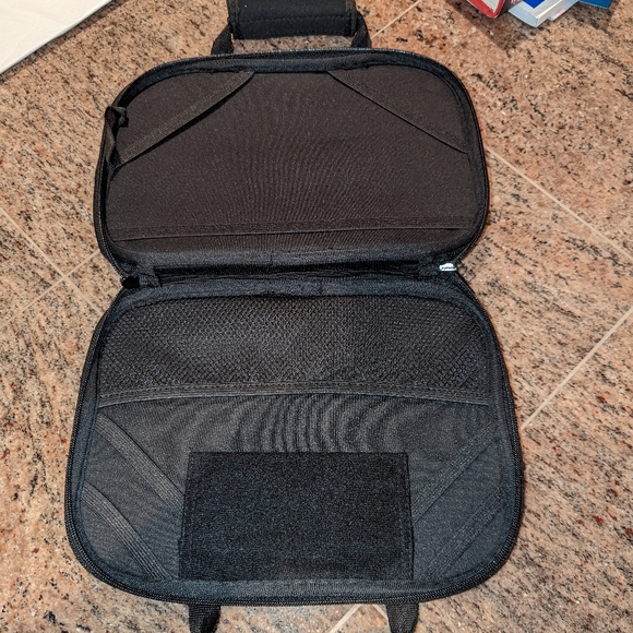 Tablet Carrying Case, Inside Dimensions 7" x 10.5". EUC - Picture 2 of 2
